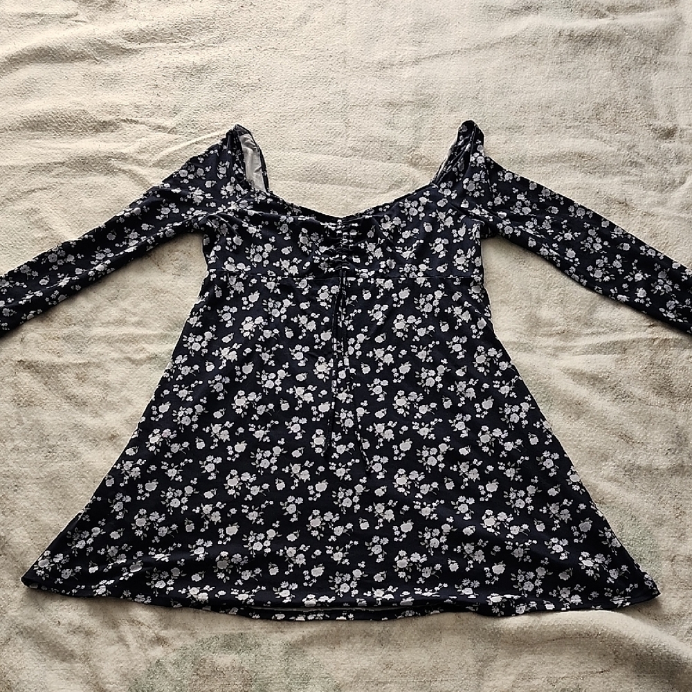 Hollister Navy Floral Long Sleeve Sweetheart Neckline Size XL